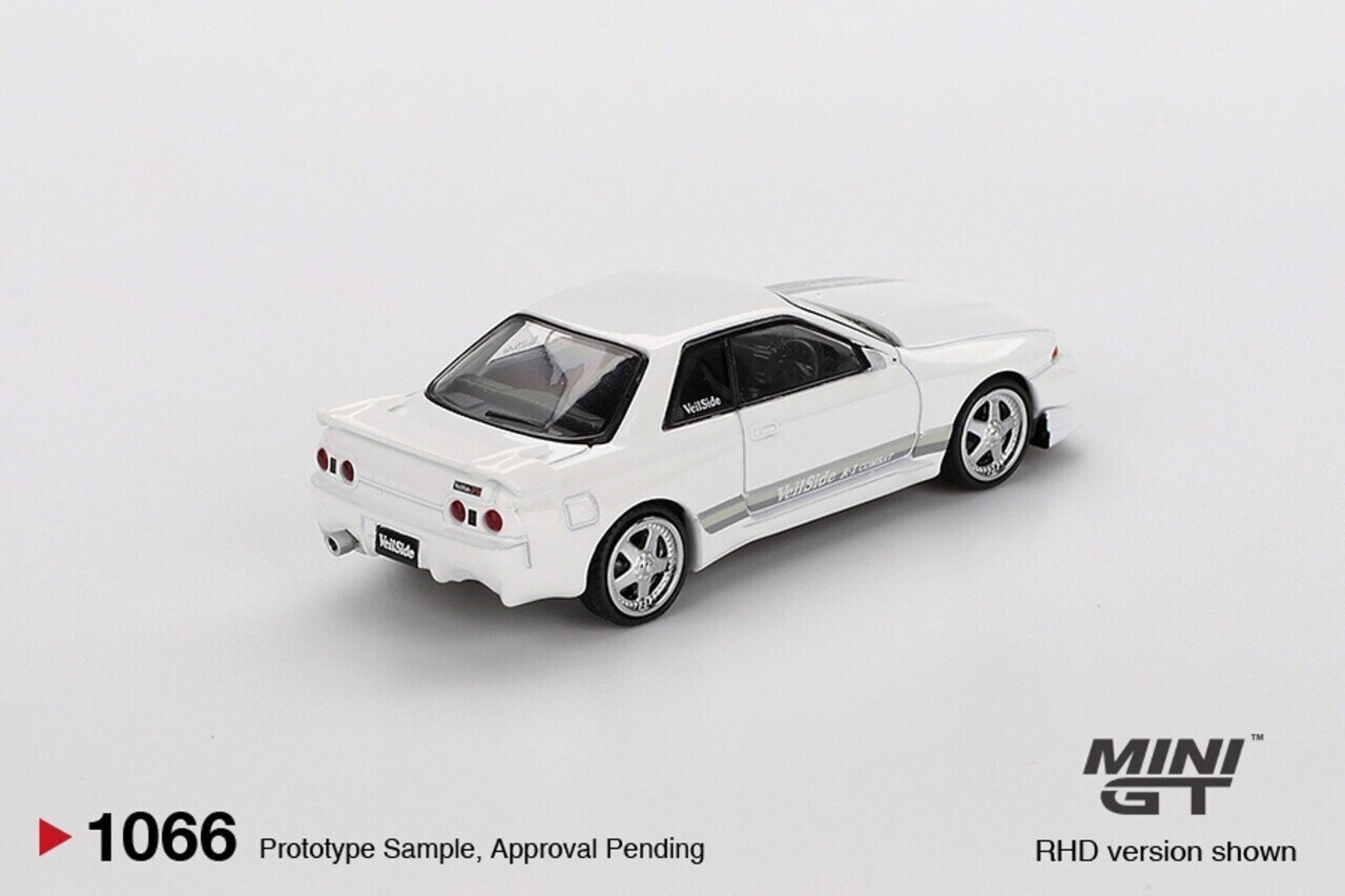 MGT01066-R 1:64 NISSAN SKYLINE GT-R (R32) VEILSIDE COMBAT C-I WHITE 2011 - 3